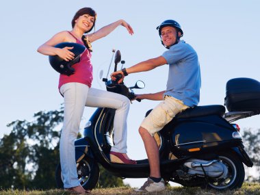 Genç adam ve kadın motosiklet