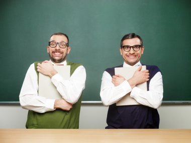 Erkek nerds kitaplar sıkı tutan