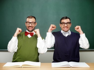 Erkek nerds başarı kutluyor