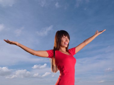 genç kadın kaldırdı kollarını