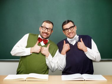 Erkek nerds başarı kutluyor