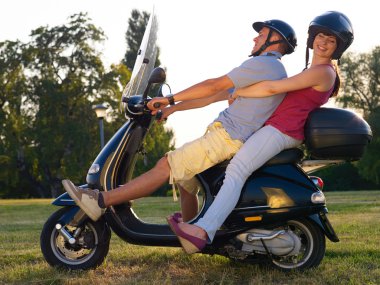 Genç adam ve kadın motosiklet