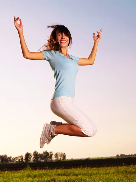 Girl jumping on the meadow — Stock Photo, Image