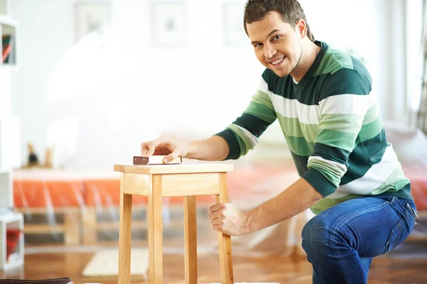 Man sanding furniture — Stock Photo, Image