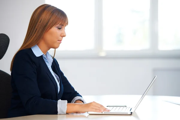 Zakenvrouw werkt aan de laptop — Stockfoto