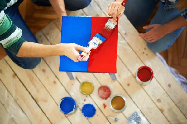 Móveis de pintura casal na cor vermelha e azul — Fotografia de Stock