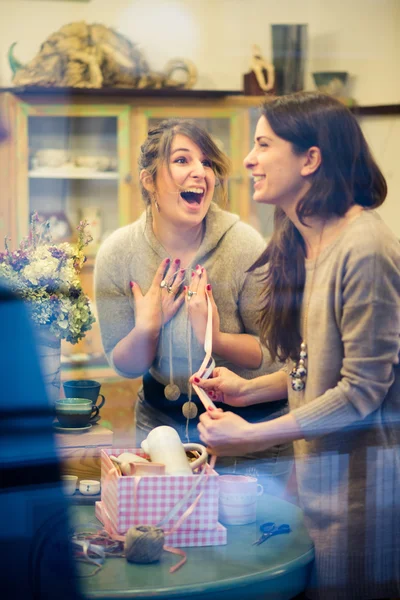 Zwei Frauen, die Geschenke einpacken — Stockfoto