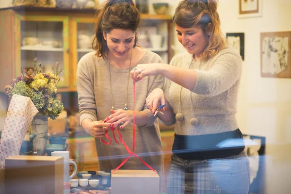 Två kvinnor packning gåvor — Stockfoto