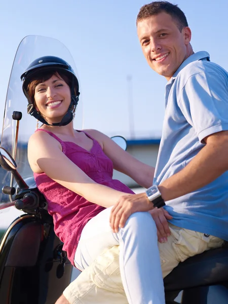 Joven hombre y mujer en motocicleta — Foto de Stock