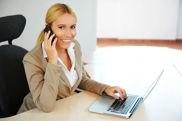 Mujer de negocios hablando por teléfono celular — Foto de Stock