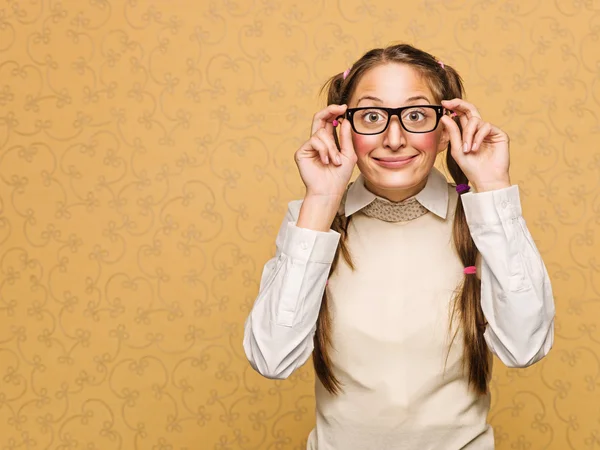 Portret van jonge vrouwelijke nerd — Stockfoto