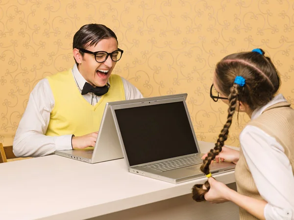 Giovani nerd in chat — Foto Stock