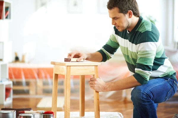 Man sanding furniture — Stock Photo, Image