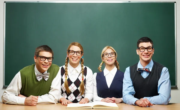 Quatre nerds devant le tableau noir — Photo