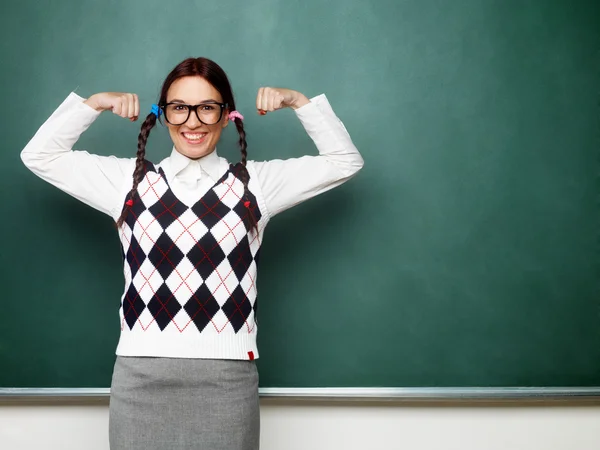 Nerd zeigt seine Muskeln — Stockfoto