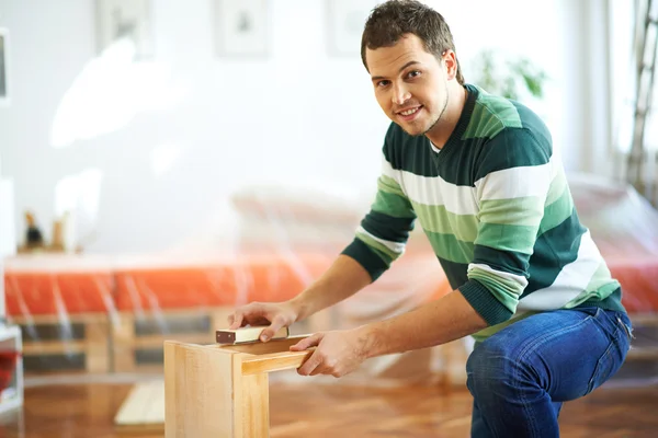 Man sanding furniture — Stock Photo, Image