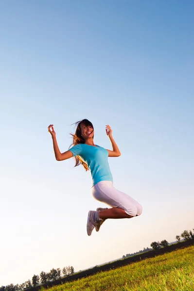 Girl jumping on the meadow — Stock Photo, Image