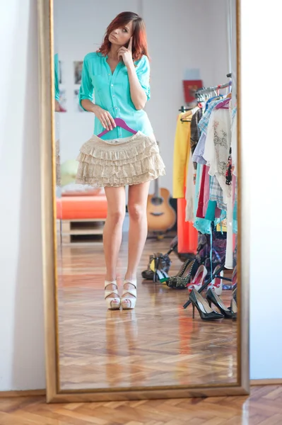 Menina tentando guarda-roupa no camarim — Fotografia de Stock