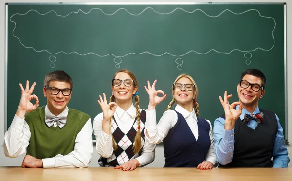 Vier nerds zeggen ok — Stockfoto