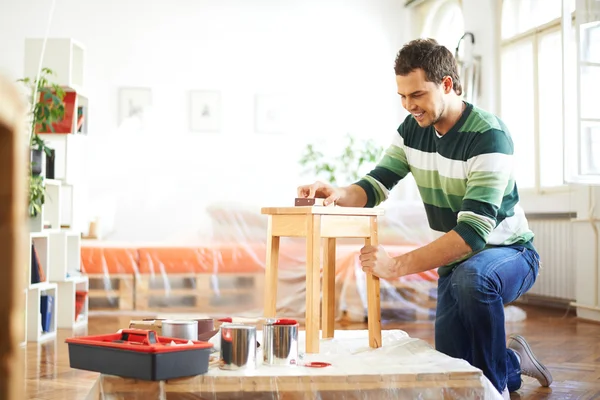 Man sanding furniture — Stock Photo, Image