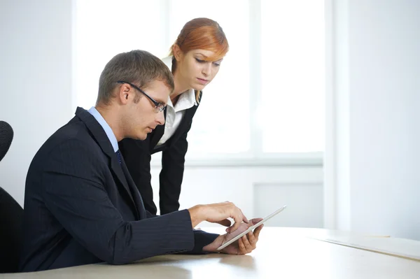 Homme d'affaires et femme d'affaires travaillant dans le bureau — Photo