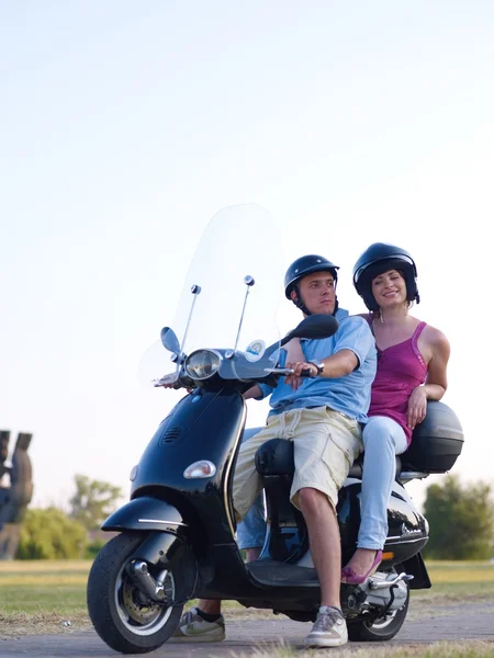 Genç adam ve kadın motosiklet