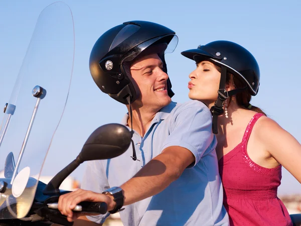 Joven hombre y mujer en motocicleta — Foto de Stock