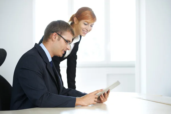 Homme d'affaires et femme d'affaires travaillant dans le bureau — Photo