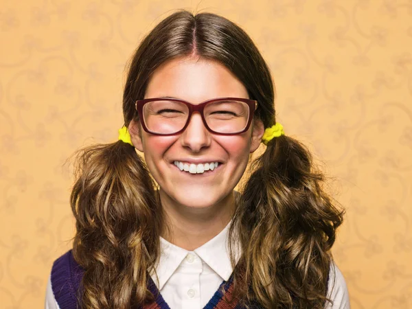 Portret van jonge vrouwelijke nerd — Stockfoto