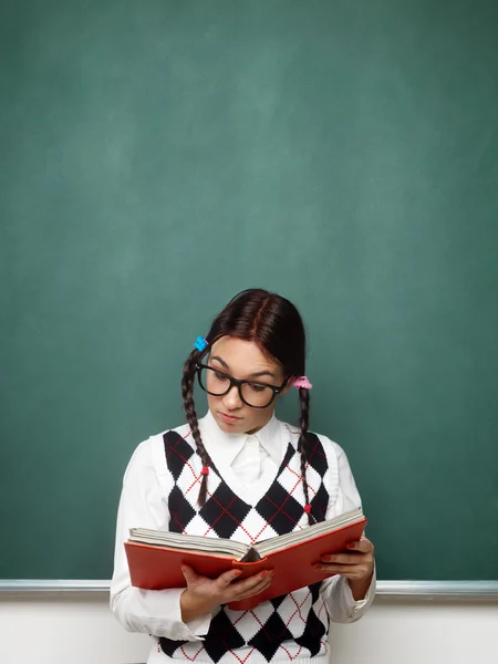 Libro de lectura nerd femenino — Foto de Stock