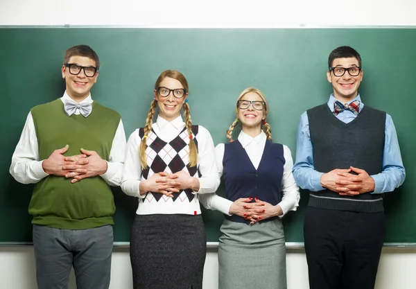 Yazı tahtası önünde dört nerds — Stok fotoğraf