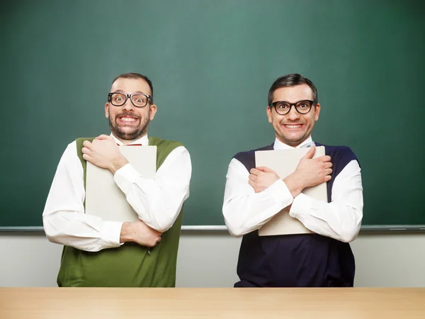 Nerd maschi che tengono stretti i libri — Foto Stock