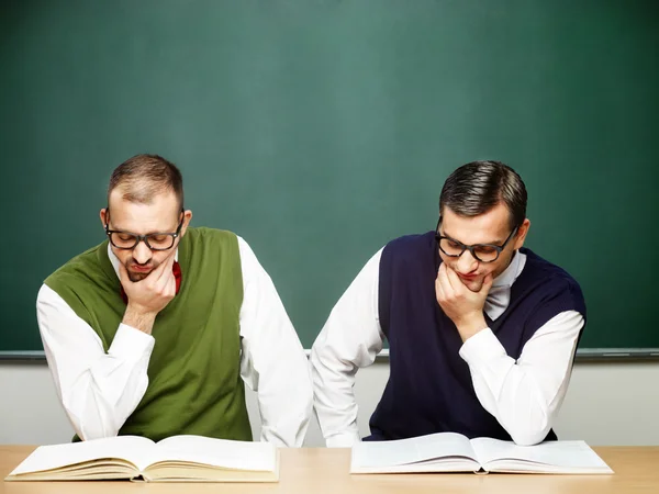 Les nerds masculins lisent des livres — Photo