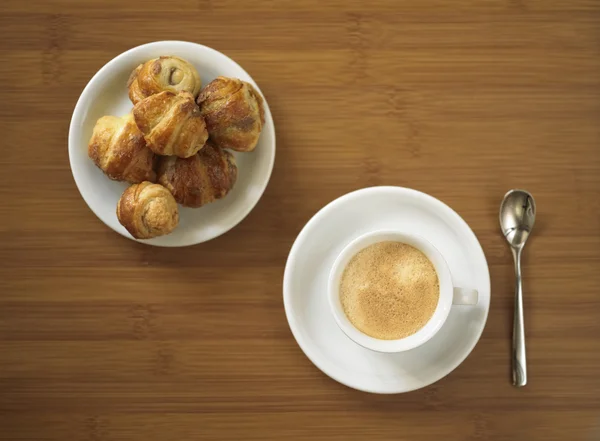 Espresso met kleine croissants — Stockfoto
