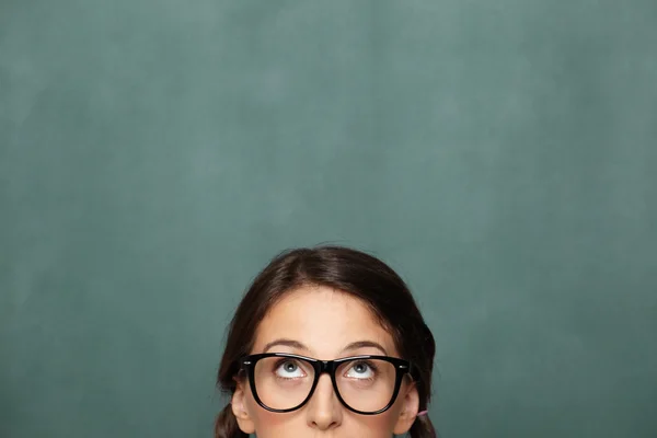 Joven nerd femenino mirando hacia arriba — Foto de Stock