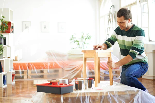 Man sanding furniture — Stock Photo, Image