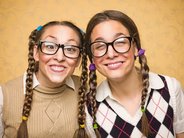 Junge weibliche Nerds — Stockfoto