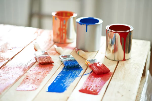 Pintar latas e escovas — Fotografia de Stock