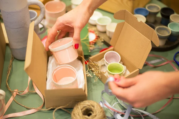 Vrouw maken pakket voorbereiding — Stockfoto