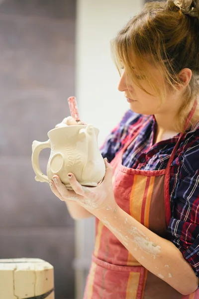 Pottery artist cutting — Stock Photo, Image