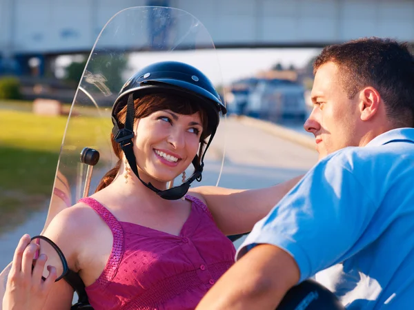 Joven hombre y mujer en motocicleta — Foto de Stock