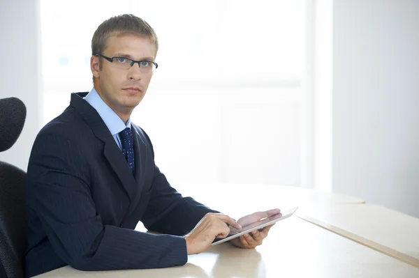 Affärsman som arbetar på tabletten — Stockfoto