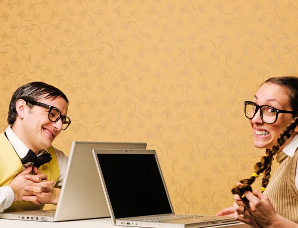 Les jeunes nerds assis au bureau — Photo