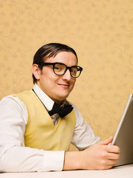 Jonge nerd zit op de computer — Stockfoto