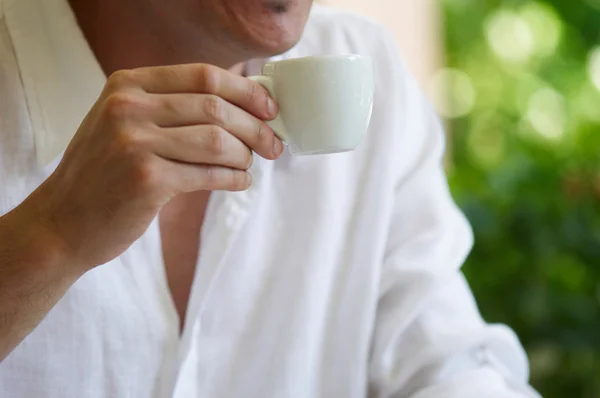 Человек пьет чашку чая — стоковое фото