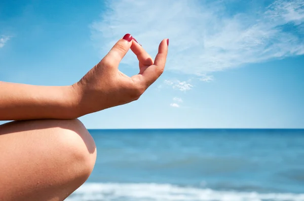 Femme frissonnant sur la plage — Photo