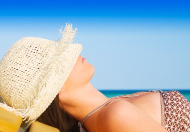 Sahilde ürpertici kadın