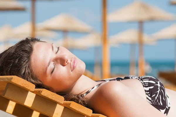 Vrouw op sunlounger — Stockfoto