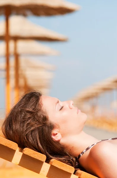 Frau auf Sonnenliege — Stockfoto