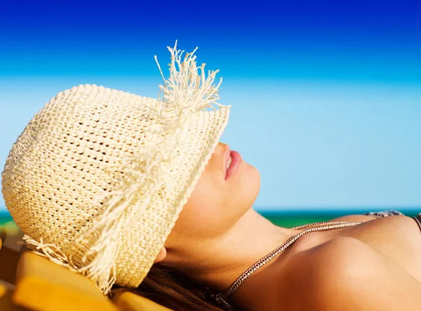 Donna che si rilassa sulla spiaggia — Foto Stock